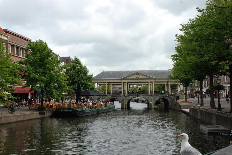 Leiden har flere vandveje – flod, vand langs voldanlægget og et par kanaler – som giver mulighed for en meget fin tur med båd. 