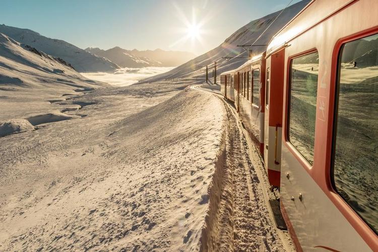 Schweiziske Glacier Express er kendt som verdens langsomste eksprestog. Men måske et af dem med den smukkeste udsigt undervejs. 