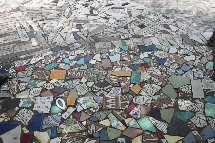 Den danske kunstner Asger Jorn boede i Albissola fra 1954 og frem til sin død i 1973. Jorns hus på byens bjergside er i dag museum fyldt med hans keramiske værker, malerier og skulpturer. Trappen her ved hans hus udsmykkede Jorn med kakkelrester fra byens keramikværksteder. 