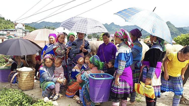 Det stolte bjergfolk til marked i Sapa, Vietnam. 