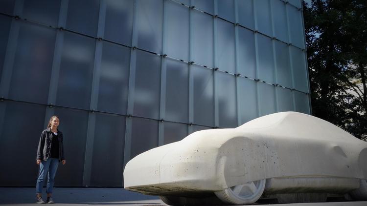 Det ligner et parkeringshus, og der holder en Porsche af beton foran. Men Kunsthaus i Bregenz er et uhyre prestigefuldt museum, hvor hver udstilling bliver bygget op helt forfra, for eksempel med jord eller ild. Eller med malerier som gulv, så udstillingsgæsterne også afsætter spor på kunsten. Per Munch