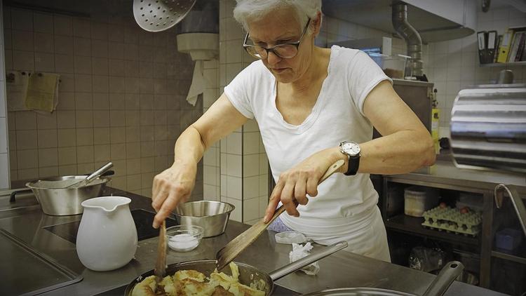 Antonia Moosbrügger, femtegenerations efterkommer af en ostegreve og kok på Biohotel Schwanen i Bizau i Vorarlberg, rumsterer rundt med den tykke pandekage, for ja, en Kaiserschmarrn skal gå i stykker, det er hele ideen. 