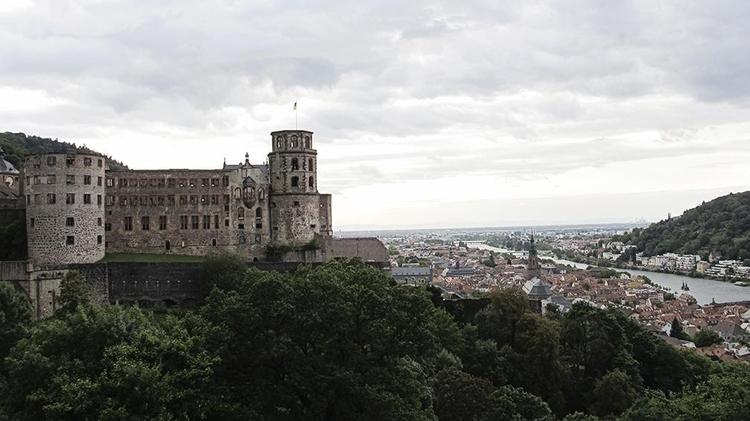 Slottet er Heidelbergs største attraktion. Man kan gå derop, men tag hellere kabelbanen.  
