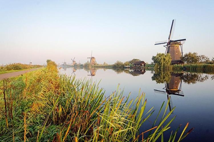Hold ferie ved Hollands rekreative vandhuller. Her oplever du flot natur og historiske byer.  