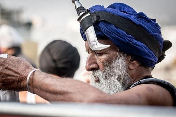 Et øjeblik med dyb koncentration ved Golden Temple, Amritsar, Indien.  