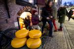 Amsterdam er begyndt at lukke butikker, der udelukkende har turister som kunder. Ostebutikken på billedet er ikke den der er lukket.  