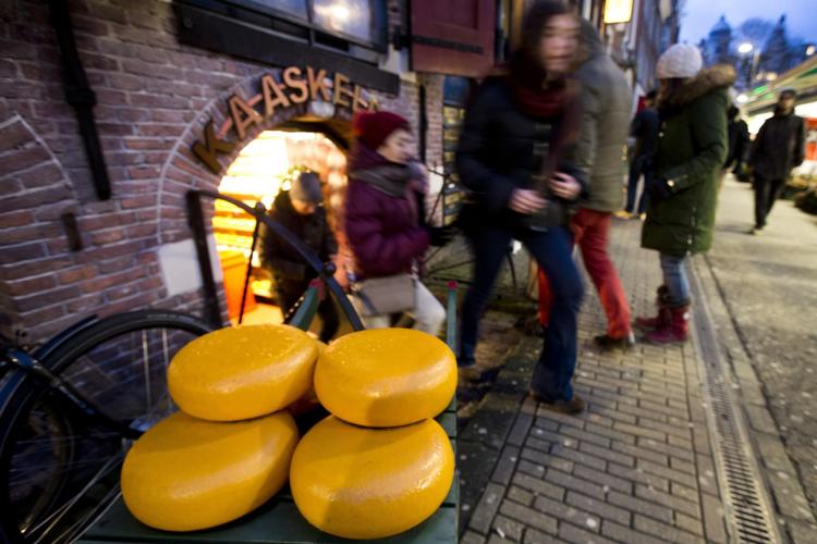Amsterdam er begyndt at lukke butikker, der udelukkende har turister som kunder. Ostebutikken på billedet er ikke den der er lukket.  