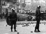 Under studenteroprøret i Paris i maj 1968 kom det til hårde kampe mellem politi og studenter, og gaderne lignede en slagmark. 