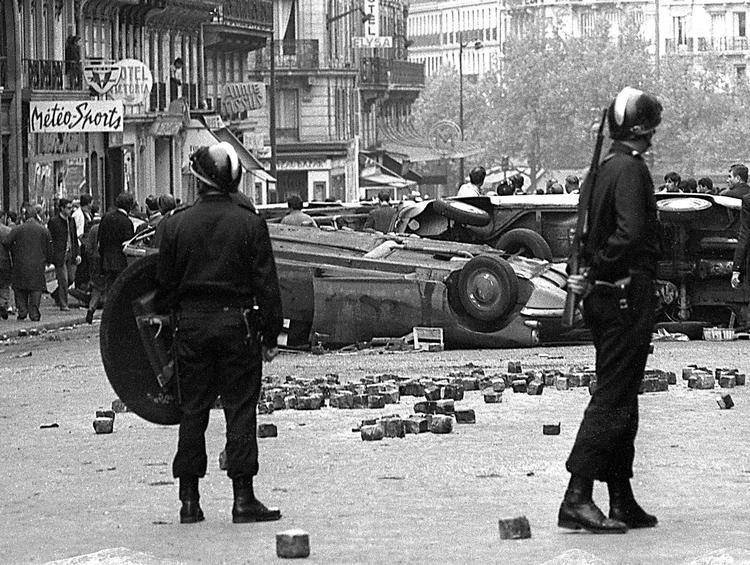 Under studenteroprøret i Paris i maj 1968 kom det til hårde kampe mellem politi og studenter, og gaderne lignede en slagmark. 