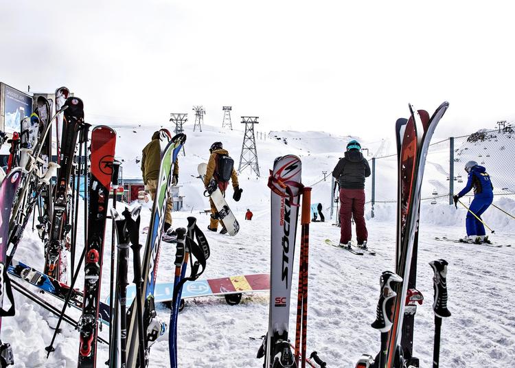 Skiløbere er i gang på det hvide underlag i Zermatt, Schweiz. I et par dage i januar kunne man ikke komme til eller fra byen og området, fordi der faldt store mængder sne, som udgjorde lavine-fare. 
