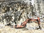 I mere end 2.000 år er der blevet brudt marmor i bjergene omkring Carrara. Der bliver både brudt i underjordiske miner og under åben himmel i de omkring 100 ud af 1900 brud, der nu er aktive.   Helene Navne