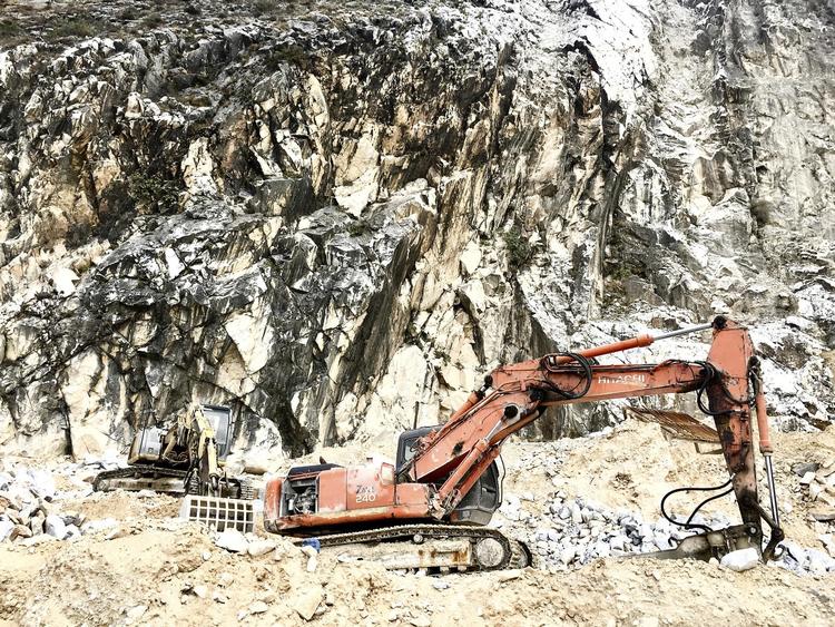 I mere end 2.000 år er der blevet brudt marmor i bjergene omkring Carrara. Der bliver både brudt i underjordiske miner og under åben himmel i de omkring 100 ud af 1900 brud, der nu er aktive.   Helene Navne