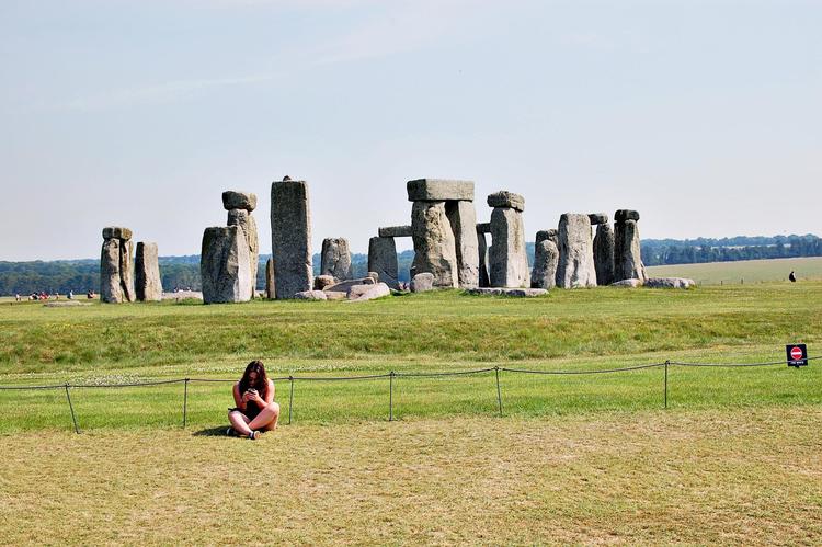 En ung pige har travlt med telefonen, måske med opdatering på Facebook. Stonehenge kan også kommunikere – nemlig om årstidernes skiften. Allan Graubæk