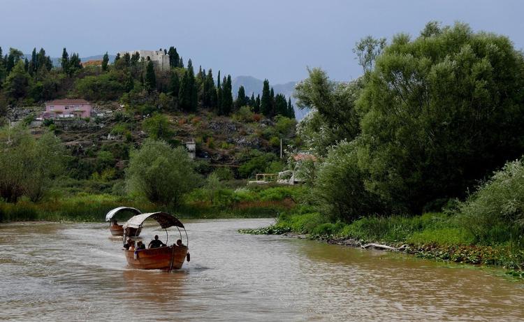 Bådturen på Skadar-søen og dens floder afgår fra den lille by Virpazar. Undervejs fortælles der røverhistorier fra gamle dage og serveres snacks og lokal vin. 