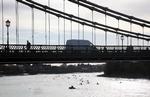 Hammersmith Bridge er et eksempel på den nygotiske stil, som var populær i victoriatiden. Langs Themsen udfolder sig rekreative aktiviteter.  Søren Rud