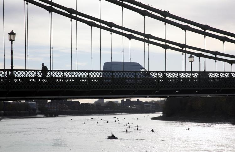 Hammersmith Bridge er et eksempel på den nygotiske stil, som var populær i victoriatiden. Langs Themsen udfolder sig rekreative aktiviteter.  Søren Rud