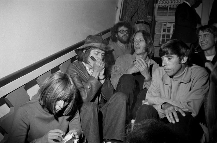 6. juli 1970 røg Niels Skousen med sin nye skovmandshat med slangeskind hash på Kulturministeriets trappe sammen med blandt andre Hans Jørgen Nielsen, Charlotte Strandgaard og Klaus Rifbjerg i en protestaktion. Jacob Maarbjerg