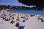 Varmen, sandet og havet lokker på Mallorca. Der er allerede udsolgt til mange charterdestinationer i påsken . Foto: Kike Calvo/AP Mike Calvo/AP
