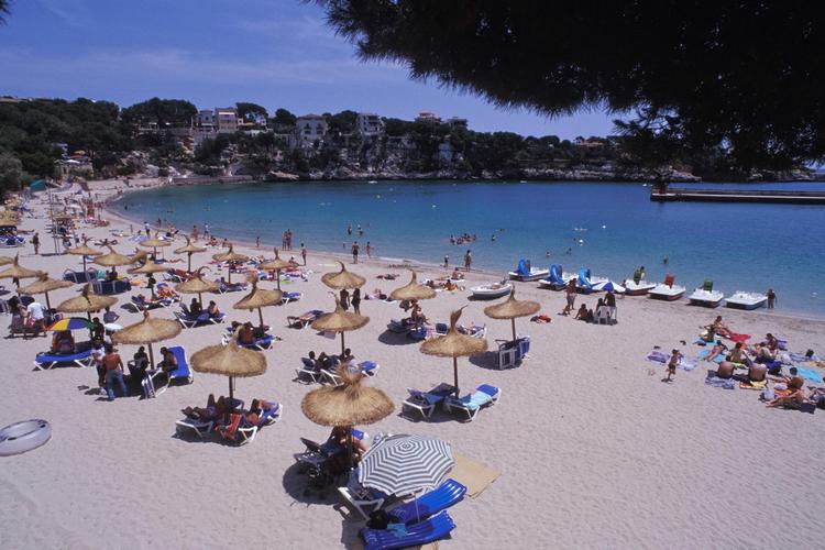 Varmen, sandet og havet lokker på Mallorca. Der er allerede udsolgt til mange charterdestinationer i påsken . Foto: Kike Calvo/AP Mike Calvo/AP