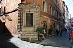 På hjørnet af Viccolo Domizio finder vi et religiøst maleri med Jomfru Maria og Jesus, ’Jomfruens kroning’, malet af Perin del Vaga (1501-1547) og opsat på huset her i 1523 af kardinal Alberto Serra del Monferrato, som døde i Castel S. Angelo i 1527. Guido Bruschini, ejeren af antikvitetsbutikken Liberty spejder efter kunder i den gamle gade. Søren Rud