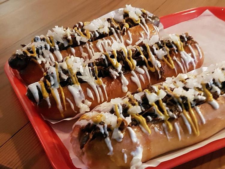 Denne pølse, skabt af Artur Ozienkowski fra Stockholm,  er krydret  med traditionel polsk surkålsret.  Eja Nilsson