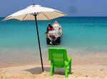 Den gule bygning var tidligere militær-depot, men rummer nu gallerier og og små butikker. Kun en times bustur fra Cartagena finder man Playa Blanca, hvor der ikke er langt til en næsten mennesketom strand. 