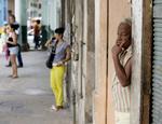 En kvinde følger livets gang i centrum af Havanas, Cubas største by. Niels Graverholt