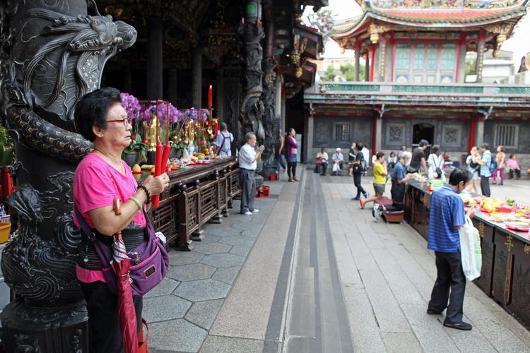 Taiwans hovedstad har et hav af forskellige tempelkomplekser, som repræsenterer så forskellige religioner som buddhisme, taoisme, konfucianisme, islam og kristendommen.  Jens Henrik Nybo
