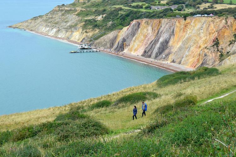 På en vandretur rundt på Isle og Wight ser du klinter i skiftende farver. Her ved Totland Bay.  Kristoffer Flakstad