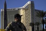En betjent holder vagt foran Hotel Mandalay Bay i Las Vegas, som oplevede et dødeligt skuddrama sidste år. John Locher/AP