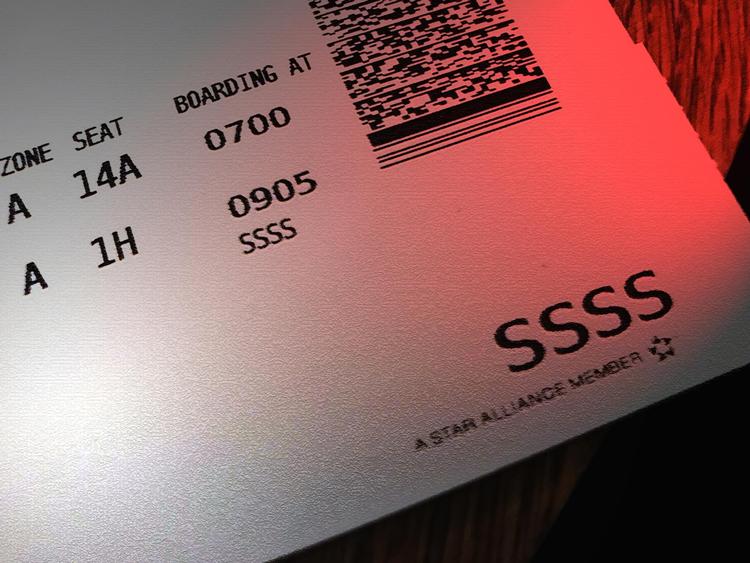 To steder på boardingkortet står de fire S’er, som viser, at passageren er blandt dem, der skal sikkerhedstjekkes en ekstra gang inden ombordstigning. Morten Storr