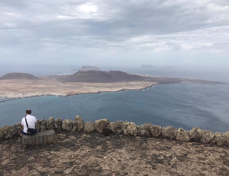 På Lanzarote har du første parket til udsigten over Atlanterhavet. Søg derefter væk fra kysten og nyd de lokale delikatesser.  Emilie Kleding Rasmussen 