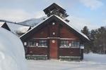 I en gammel træhytte uden for hotellet sætter man sine ski og stave, inden man går indenfor. Kristoffer Flakstad