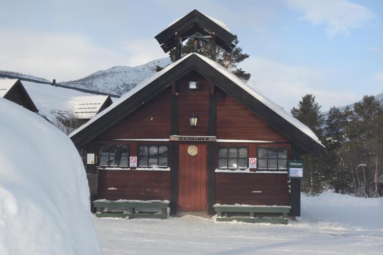 I en gammel træhytte uden for hotellet sætter man sine ski og stave, inden man går indenfor. Kristoffer Flakstad