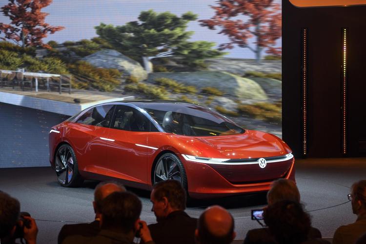 VW er gået radikalt til værks med konceptbilen I.D. Vizzion. Den har intet rat og er altså dermed tænkt som en selvkørende. Den kører på el og skal have en rækkevidde på op til 665 kilometer. Den er 5,11 meter lang og dermed længere end en VW Passat.  Martial Trezzini/Keystone via AP