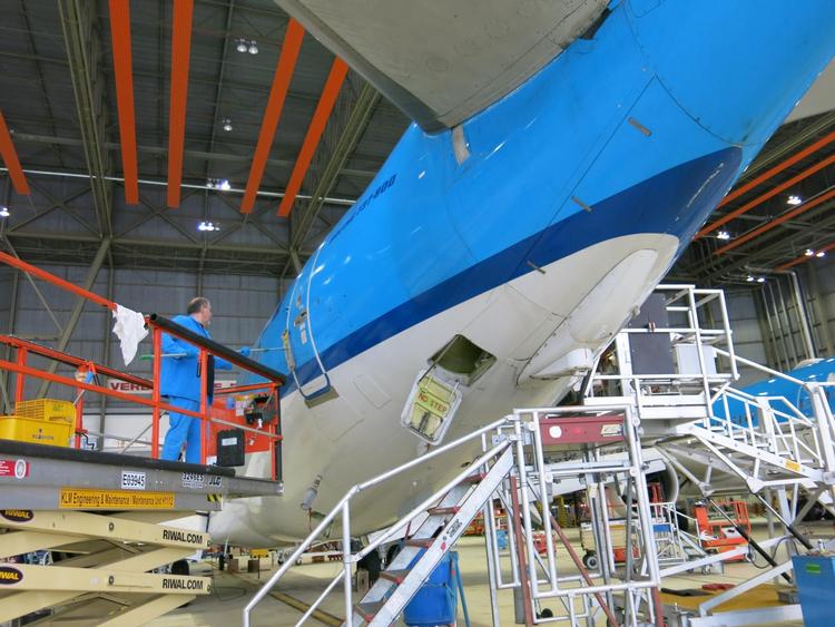 Nu vasker KLM fly per håndkraft. Allan Graubæk