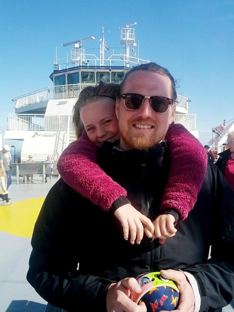 Mads Kjærgaard Lange sejler på ferie eller tager toget. Privatfoto