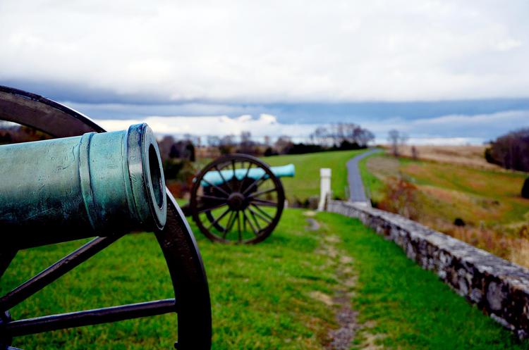 Slagmarkerne ved Gettysburg og Antietam er overstrøet med mindesmærker. Nogle af dem blev i årene efter krigen opstillet af de regimenter, der deltog, og på de steder, hvor de kæmpede skulder ved skulder. Ofte er de dedikeret de faldne  kammerater. Emil Arenholt Mosekjær