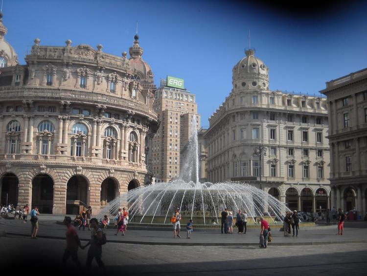 Centralt i Genova finder man den majestætiske okads Piazza de Ferrara med det ikoniske springvand. Jens Sloth