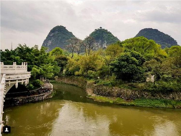 Flod og bjerge ved storbyen Guiling i Guangxi-regionen i Sydkina. 
 @luckyme_dk