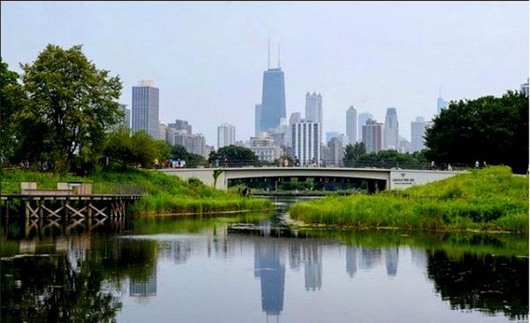 Chicagos skyline spejler sig i Lincoln Parks South Pond.  @scandinavianvagabond