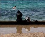 Badning i Det Røde Hav ved den offentlige badestrand i havnebyen Akaba i Jordan
 @ninagreiffenberg