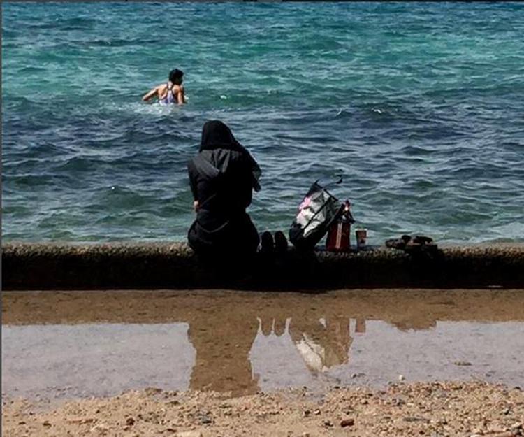 Badning i Det Røde Hav ved den offentlige badestrand i havnebyen Akaba i Jordan
 @ninagreiffenberg