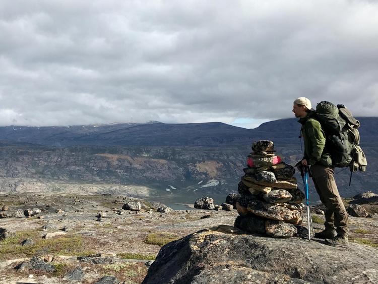 Nogle bliver lykkelige, fordi de går. For andre kan det være nødvendigt at stoppe op og løfte blikket fra støvlesnuderne. Bo Fledelius