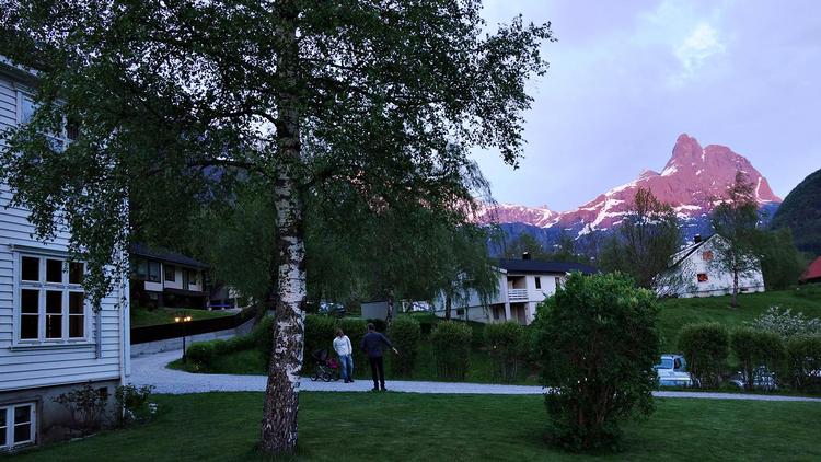 Den karakteristiske top Romsdal, der rødmer, når den sene aftensol rammer. Per Munch