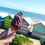 Australien. Tid til en vaffelis med udsigt til de farverige badehuse på Brighton Beach. @annestoui