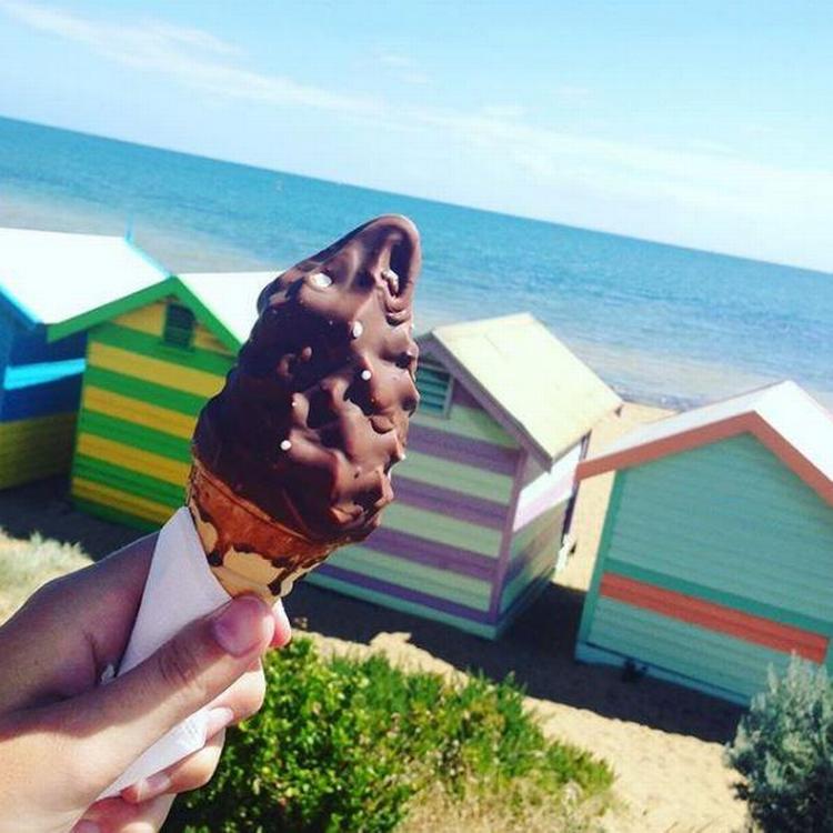 Australien. Tid til en vaffelis med udsigt til de farverige badehuse på Brighton Beach. @annestoui