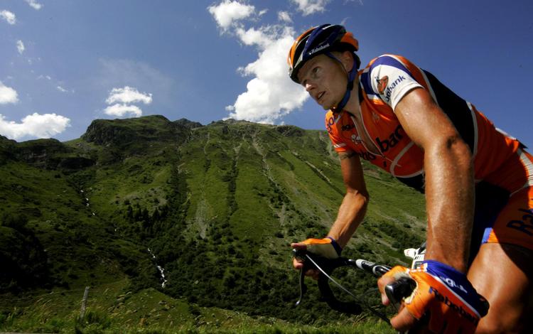  Michael  Rasmussen kørte i udbrud i 176 af 182  kilometer på 16. etape af Tour de France  i 2006. Halvdelen af etapen på egen  hånd. Og vovemodet betalte sig.  Danskeren vandt kongeetapen det år og sikrede sig så mange point til bjergtrøjen, at den ikke længere kun vristes fra ham.   /AP
