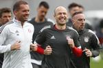  Bayerns sundheds- og  fitnesschef Holger Broich (tv.) holdt  tirsdag på Allianz Arena i München  humøret oppe hos lidt slidte profiler som Arjen Robben og Franck Ribéry, og de  to ventes at skulle skabe problemer  for Sevilla i aftenens returkamp.  Matthias Schrader/AP/AP
