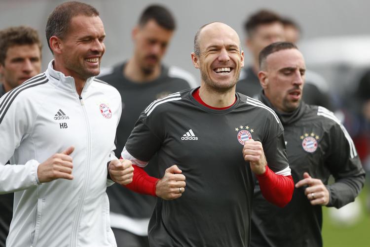  Bayerns sundheds- og  fitnesschef Holger Broich (tv.) holdt  tirsdag på Allianz Arena i München  humøret oppe hos lidt slidte profiler som Arjen Robben og Franck Ribéry, og de  to ventes at skulle skabe problemer  for Sevilla i aftenens returkamp.  Matthias Schrader/AP/AP